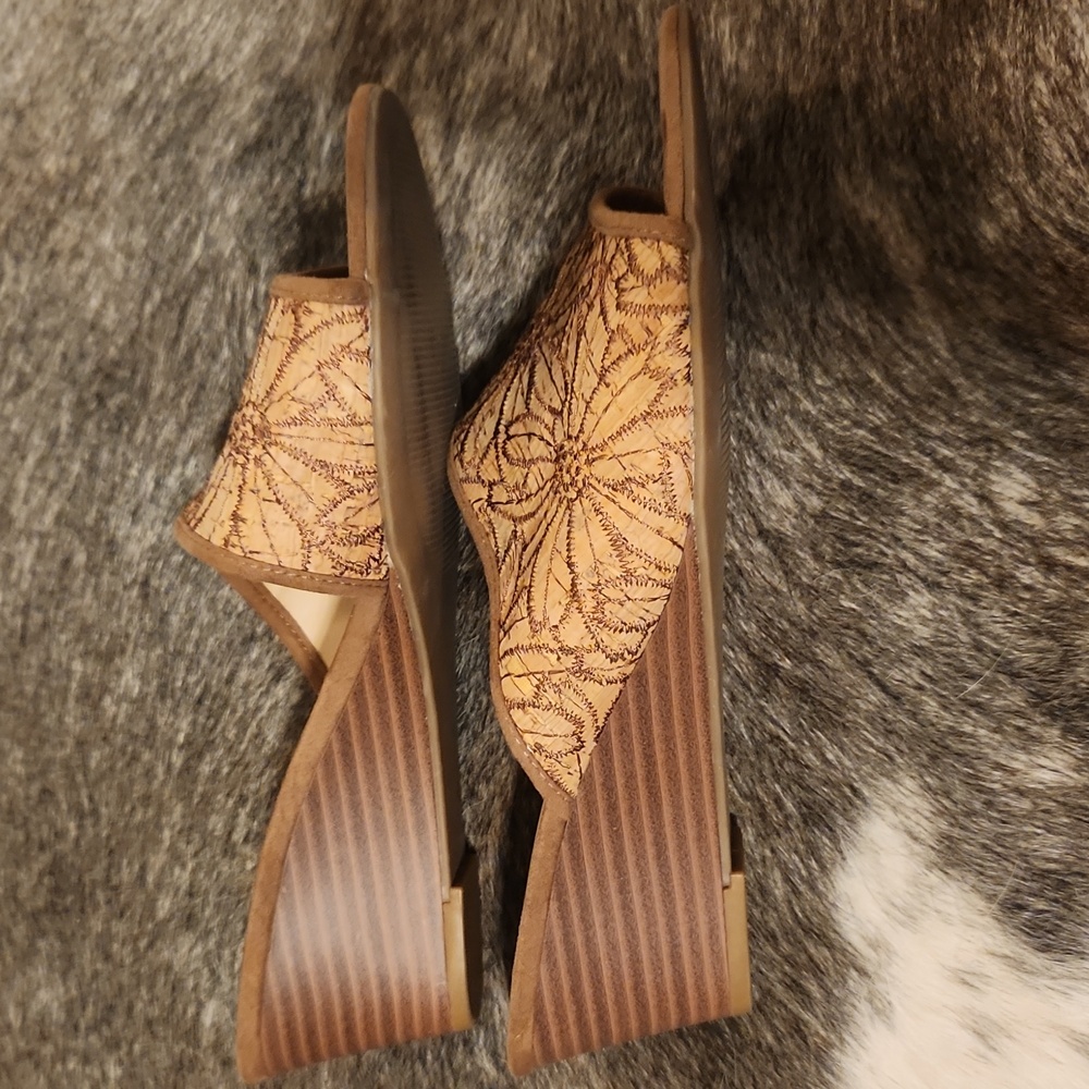 Ann Taylor Factory Tan Floral Wedge Sandals